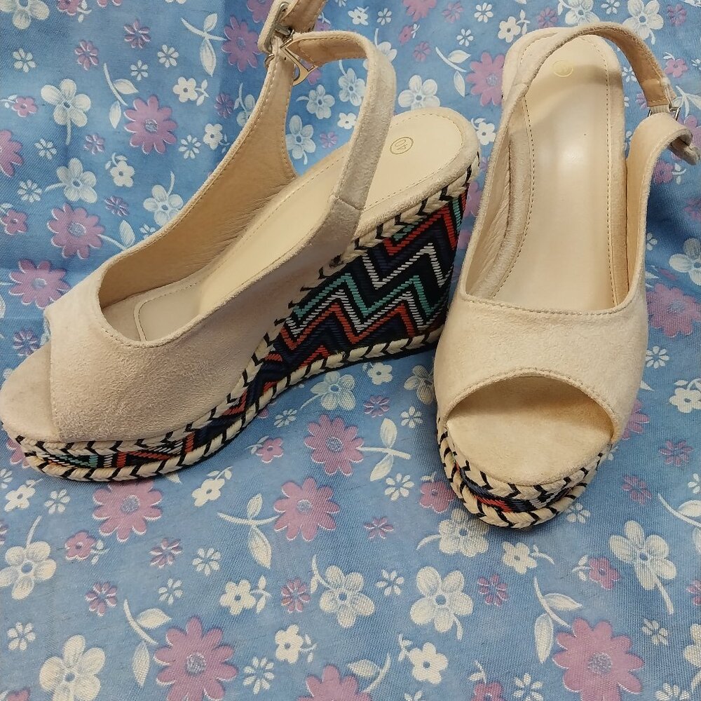3115 Size 40/9 Multi Color Retro Looking Bohemian Wedges NWOT - Picture 1 of 7